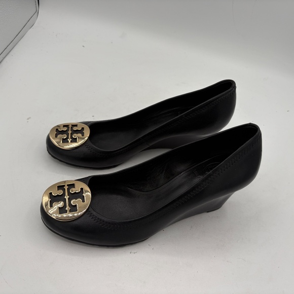 Tory Burch Sophie Wedges Black Leather Gold Tone Logo Emblem Heels 6.5 - Picture 2 of 12